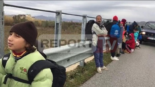 20 refugjatë mashtrohen nga taksisti/ U mori 700 Euro për Shkodër i la në Vlorë! Përlotet 19-vjeçarja e ndarë nga prindërit (VIDEO)