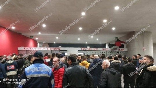 Derbi vijon, ultrasit e kuq ende jashtë stadiumit, pasi policia kërkon kartën e identitetit (FOTO)