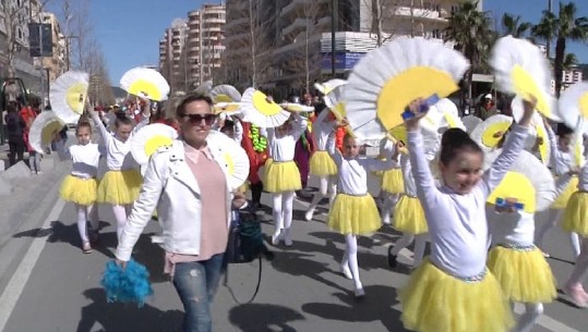 Karnavalet ‘pushtojnë’ Vlorën, paradë me kostumet shumëngjyrëshe të fëmijëve (VIDEO)