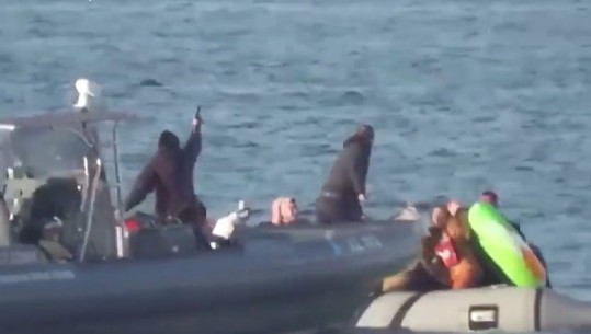 Turqia akuzon rojen bregdetare greke se ka qëlluar me armë në përpjekje për të fundosur gomonen me refugjatë (VIDEO+FOTO)