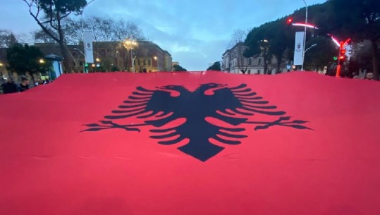 Tubimi i Metës/ Shpaloset flamuri gjigant përballë Presidencës 