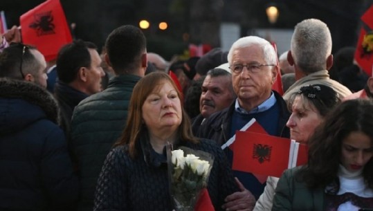 Neritan Ceka mbështet presidentin Meta, pjesë e protestës me flamur ne dorë