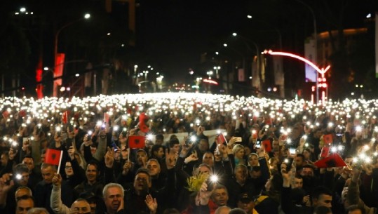 Meta si Basha/ U kërkon qytetarëve të ndezin blicet e celularëve: Është drita e shpresës