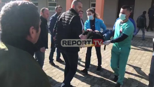 Një nxënëse e gjimnazit të Fierit ku u hodh lëndë gazi, dërgohet me urgjencë në spital (VIDEO)
