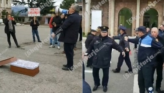 Banorët e Matit kundër ndërtimit të HEC-it...simbolika e fortë e arkivolit para Bashkisë! Pas tensionit me policinë, në fund u japin duart (VIDEO)