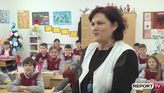 38 vite në arsim, si e përjeton 7 Marsin mësuese Ollga: Ndihem sikur kam filluar punë sot (VIDEO)