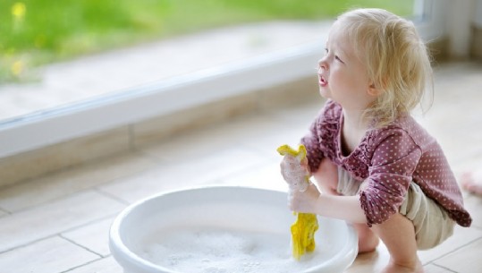 Studimi: Prindërit që pastrojnë plot mllef shkaktojnë pasoja tek fëmijët (FOTO)