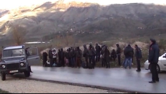  Rreth 12 emigrantë shqiptarë në kufirin me Greqinë, nuk dihet si do të procedohet me ta