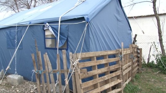 Prej tre muajsh në çadër/ Kryefamiljari kërkon kontejner për strehim: Fëmijët kanë frikë, çfarë bie jashtë futet brenda (VIDEO)