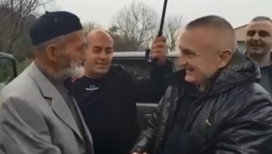 'E kam për detyrë ta dua Atdheun', Meta i shkon në shtëpi protestuesit 90-vjeçar (VIDEO)
