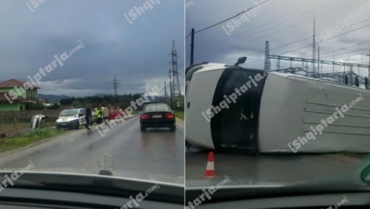 Përplasen dy makina në Elbasan, përmbyset furgoni, nuk ka të lënduar, shkak lagështira (VIDEO)