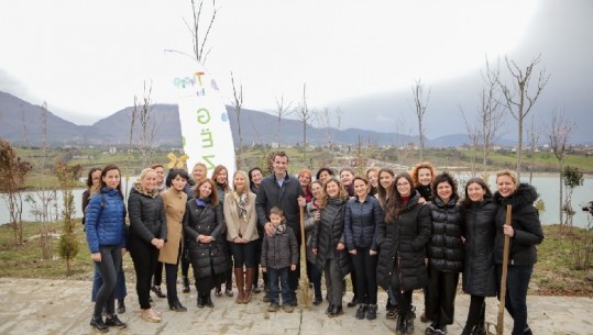 8 Marsi/ gratë dhe vajzat e Bashkisë së Tiranës mbjellin pemë në Parkun e Farkës