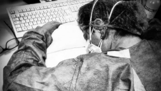 Koronavirusi-Itali, Infermierja e rraskapitur bie në gjumë me maskë dhe doreza, fotografia virale në internet