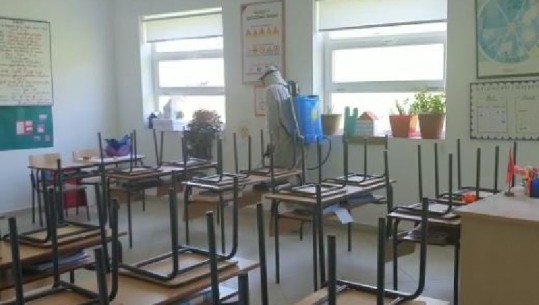 Dezinfektohet institucionet arsimore në Fier, tre grupe pune zbresin në terren (VIDEO)
