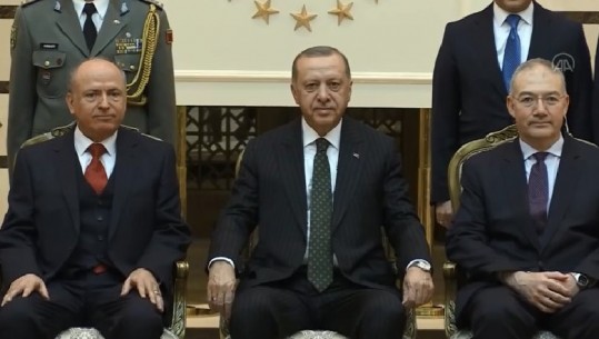 Erdogan respekton me përpikmëri rregullat 'anti-koronavirus', nuk i jep dorën ambasadorit shqiptar