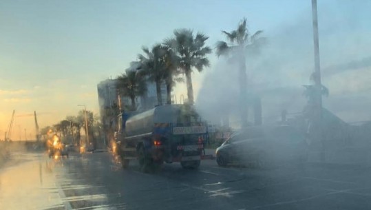 Koronavirusi/ Durrësi dezinfekton rrugët, parqet dhe tregjet (FOTO)