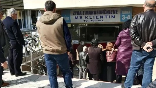 Qytetarët e Vlorës '0' ndërgjegjësim! Pa maska, 30 cm larg njëri-tjetrit, mbajnë radhë te zyrat e UKV-së (VIDEO)