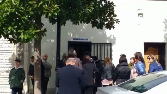 Qytetarët e Elbasanit dhe Sarandës në radhë për pasaportat...pa maska dhe 'ngjeshur' me njëri-tjetrin (VIDEO)