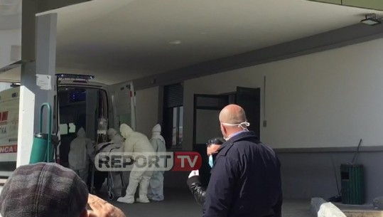Koronavirusi/ Përkeqësohet gjendja, transportohet me ambulancë drejt Tirans 73-vjeçarja nga Durrësi (VIDEO)