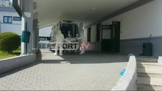 Diçka shkon keq! Mjekët nxjerrin nga ambulanca dhe rikthejnë në spitalin e Durrësit 73-vjeçaren me koronavirus (VIDEO)