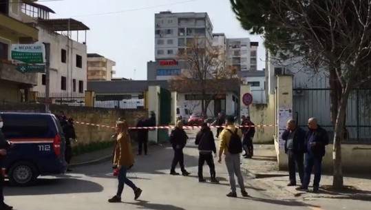 Vdes 73-vjeçarja me koronavirus, vendoset shiriti i sigurisë në spitalin e Durrësit (VIDEO)