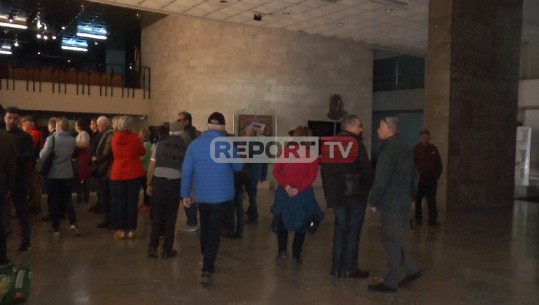 Ministria mbyll institucionet e kulturës, 30 turistë në muze:S’kemi frikë nga COVID-19 (VIDEO)