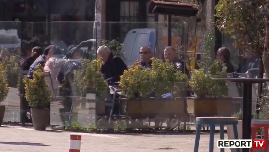 Koronavirusi/ Qytetarët nuk u largohen nga kafenetë...pronarët nuk respekton 2m distancë/ Vëzhgimi i Report Tv (VIDEO)