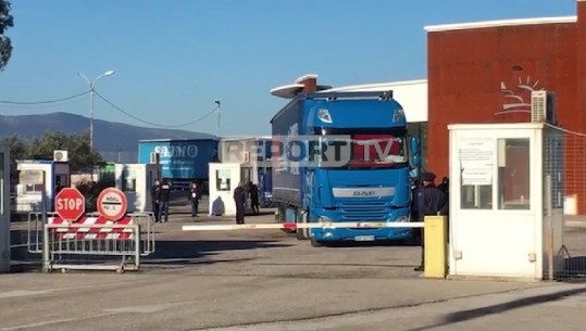 Mbërrijnë nga Italia 22 kamionë në portin e Vlorës (VIDEO)