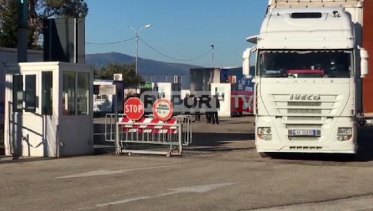 Pezullimi i transportit detar për pasagjerët/ Vijnë nga Italia 54 kamionë mallrash në portin e Durrësit dhe Vlorës