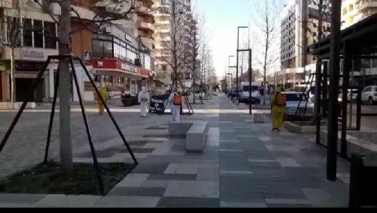 Dezinfektohen gjatë natës rrugët dhe bulevardet në Vlorë (VIDEO)