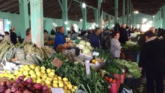 Tregjet e fruta-perimeve në Fier të mbipopulluara, askush me maska. Të gjithë për të blerë mollë, limon e portokalle (VIDEO)
