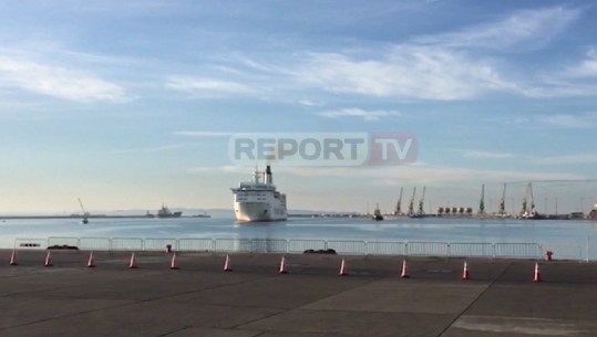 32 kamionë dhe 2 autovetura me mallra nga Italia zbarkojnë në Durrës (VIDEO)