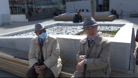 Të moshuarit në Tiranë pak orë jashtë karantine për të marrë ajër...Një burrë nuk 'e mban' shtëpia, pi kafe e raki në lulishte