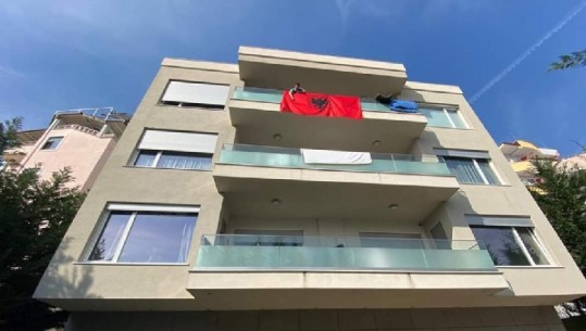 Shqiptarët shpalosin flamurin kuq e zi në ballkone në shenjë solidarizimi për koronavirusin (FOTO)