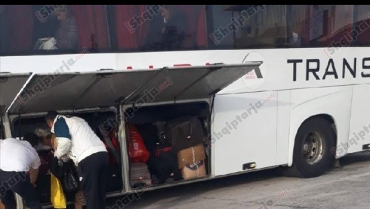 Nje autobus me 30 udhëtarë hyn përmes Kakavijës në tokën shqiptare! Policia i sjell në Tiranë: Do vetëkarantinohen për 14 ditë