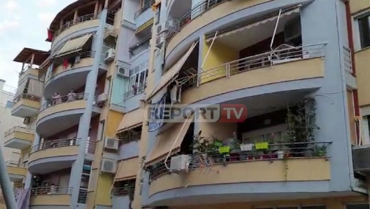 Prekëse! Në karantinë, shqiptarët duartrokitje nga ballkonet për mjekët në luftë me koronavirusin (VIDEO)