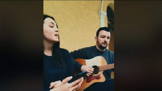 Studentët nga Shkodra nga ballkoni dhurojnë muzikë që qetëson shpirtin (VIDEO)