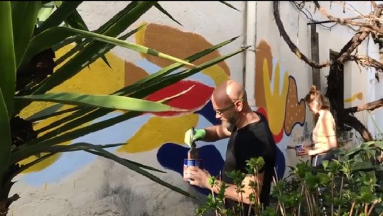 Piktori Adrian Cene bashkë me të bijën i japin jetë mureve të shtëpisë gjatë vetëizolimit