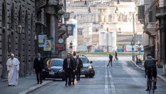 Papa Françesku lë ‘shtëpinë’ dhe shëtit në këmbë në Romë: Lutem që pandemia të marr fund