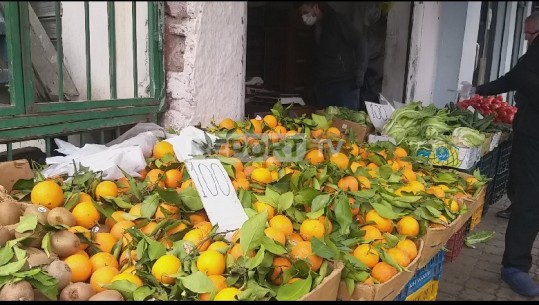 Koronavirusi/ Rriten çmimet e fruta - perimeve tek tregtarët ambulantë në Elbasan (VIDEO)