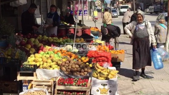 Më pak tregtarë, por më shumë blerës...Në tregun e fruta-perimeve në Fier, rritje e ndjeshme çmimesh (VIDEO)