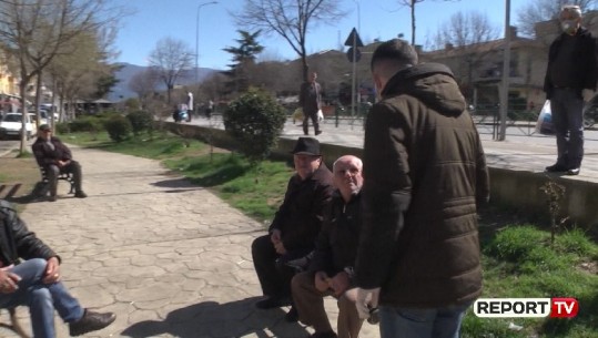 Të moshuarit në Tiranë shah e domino në parqe: E dimë që s'duhet të dalim, por nuk i rezistuam diellit, shpërndahen nga policia (VIDEO)