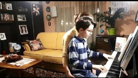 Video-selfie për Report Tv e pianistes së njohur: Të bëjmë gjëra të bukura pranë familjes
