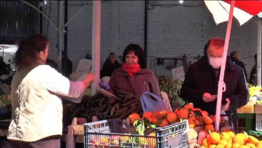 Fruta perimet në Tiranë, tregtarët: Ndërhyri shteti, shumica uli çmimet! Qytetarët: Janë të larta