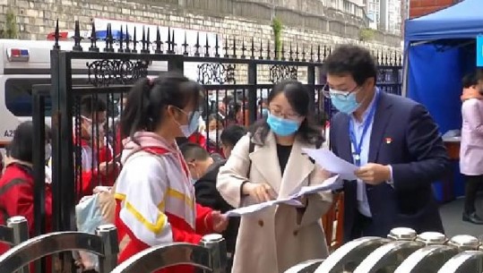 Koronavirusi, Kina si feniks po përpiqet të rilindë nga hiri i saj, rihapen disa shkolla