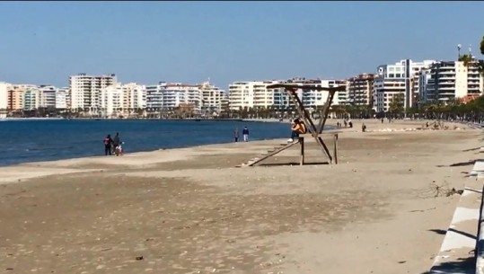 Vlonjatët shëtitje buzë detit, shëtitoret mbushen me njerëz (VIDEO)