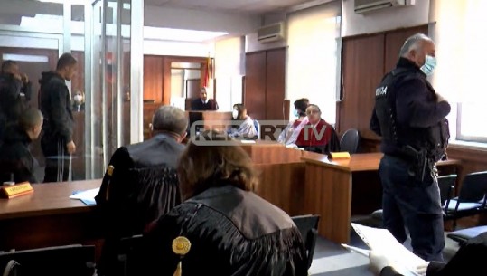 Një seancë në gjykatë në kohë koronavisuri - Si jepen masat emergjente të sigurisë, të gjithë me maska e doreza (PAMJET)