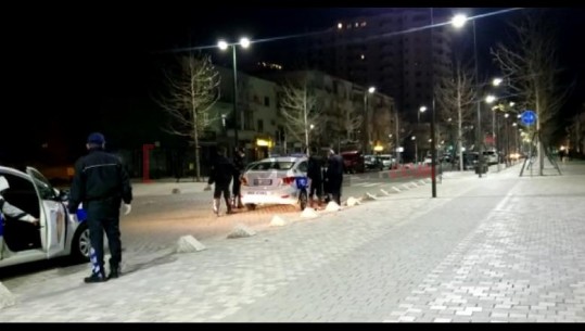 'O çuni hajde këtu hajde'! Thyen urdhrin duke dalë nga shtëpia pas 18:00, policia shoqëron disa qytetarë në Vlorë