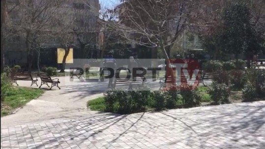 Në Vlorë dhe Shkodër, të moshuarit sërish të pabindur...në lulishte pas orës 10:00! Policia i shpërndan në shtëpi (VIDEO)