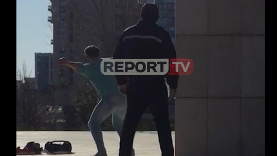PERLË/ Qytetari duke kërcyer muzikë latine te Opera pas orës 10:00...ja veprimi i policit (VIDEO)